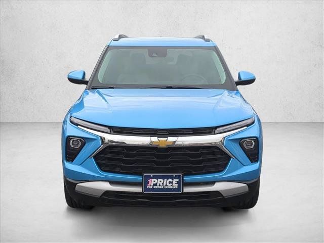 Used 2025 Chevrolet TrailBlazer LT AWD/4WD image 2