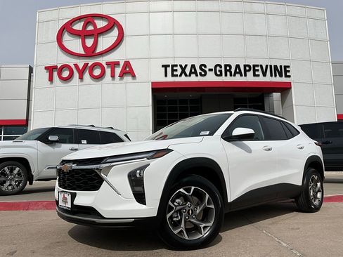 Used 2025 Chevrolet Trax LT image 2