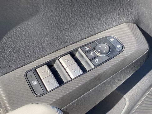 Used 2025 Mitsubishi Outlander SE image 9