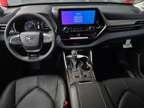 Certified 2026 Toyota Highlander Limited AWD/4WD image 14