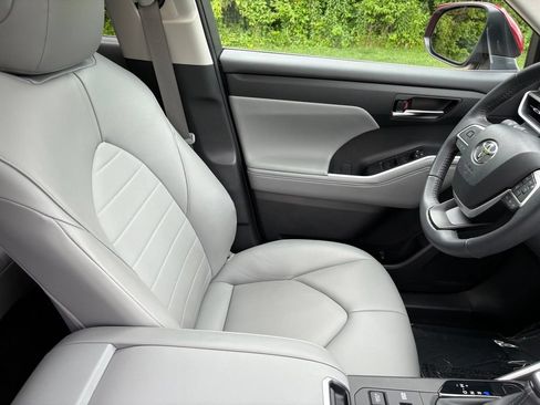Used 2024 Toyota Highlander XLE AWD/4WD image 32