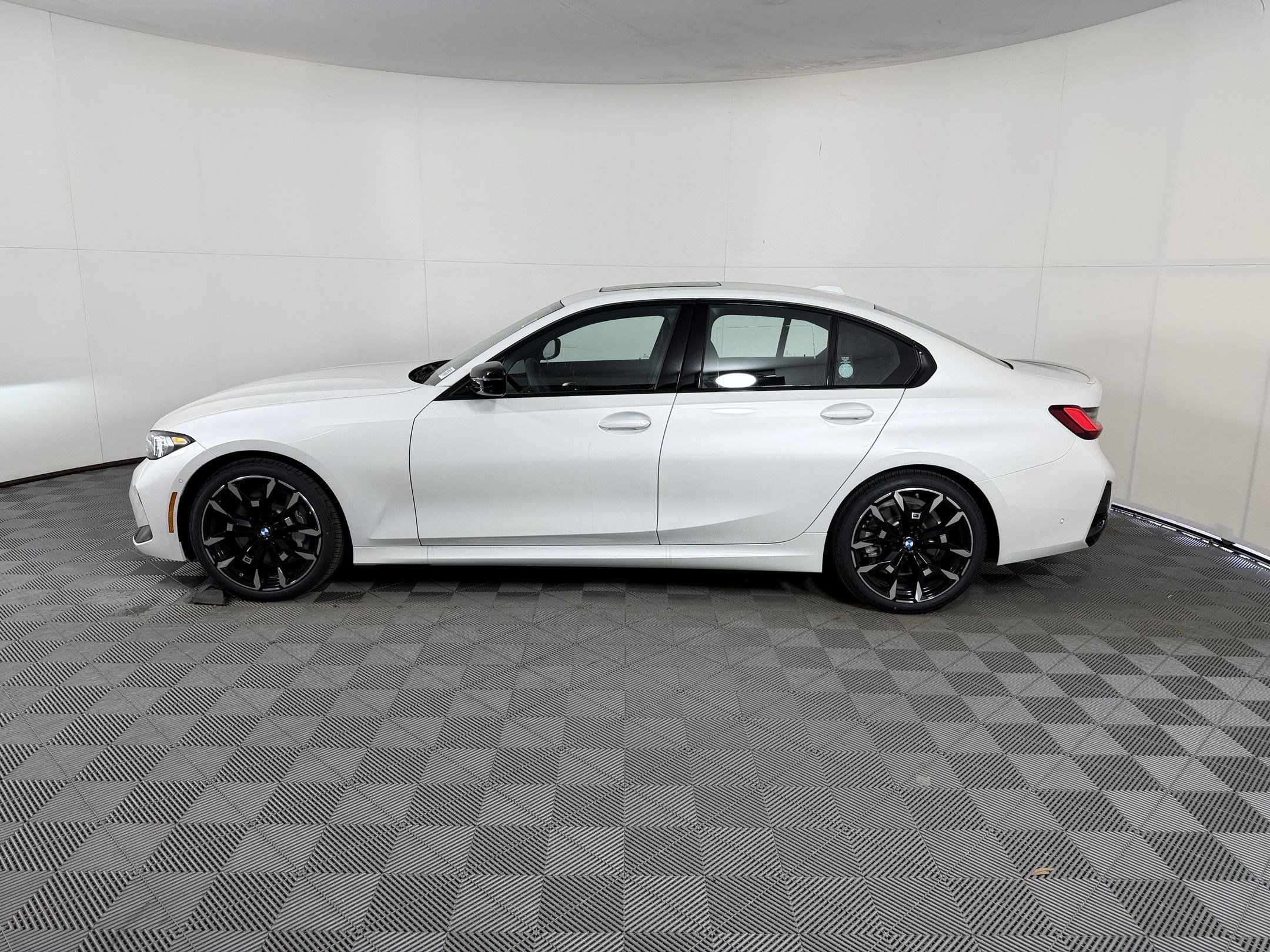 Used 2026 BMW 330i Sedan w/ M Sport Package RWD image 2