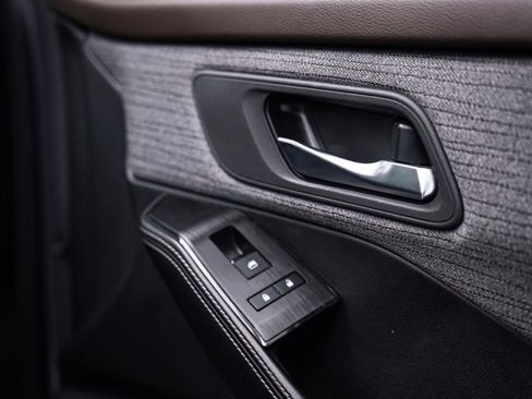 Used 2023 Nissan Rogue SV image 29