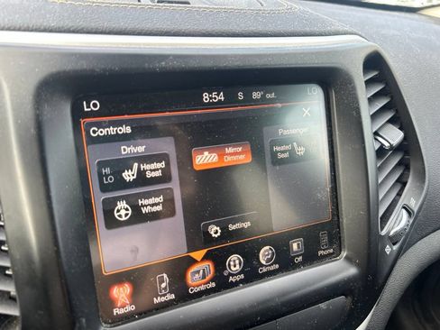 Used 2018 Jeep Cherokee Latitude Plus w/ Comfort/Convenience Group AWD/4WD image 10