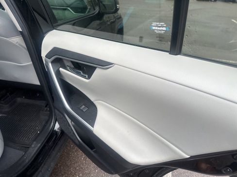 Used 2020 Toyota RAV4 XLE Premium image 25