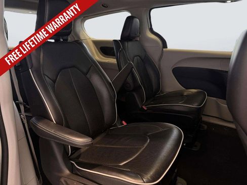 Used 2023 Chrysler Pacifica Limited FWD image 38