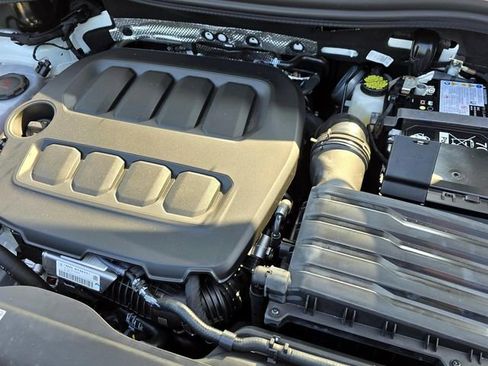 New 2025 Volkswagen Tiguan SE image 8