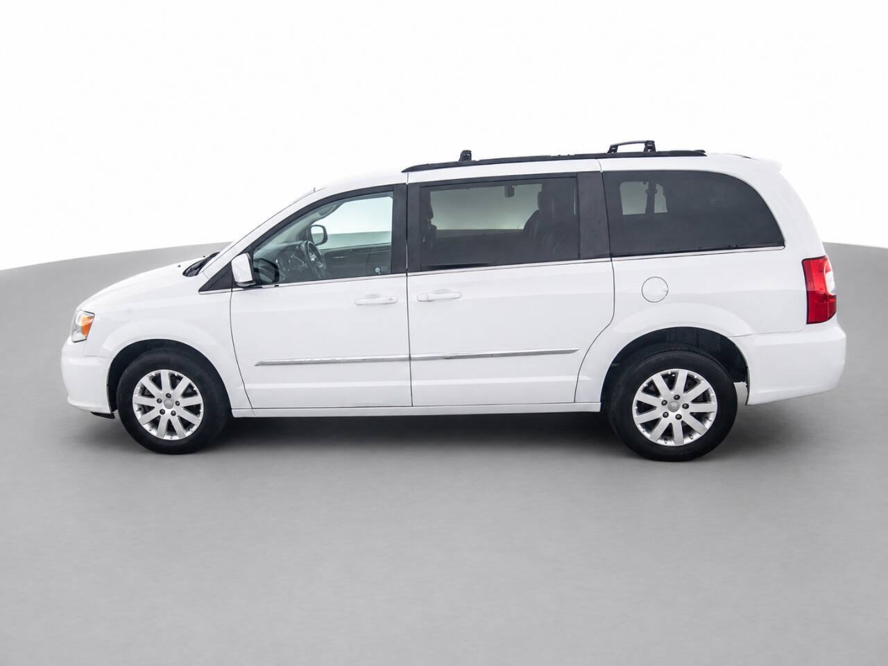 Used 2016 Chrysler Town & Country Touring FWD image 8