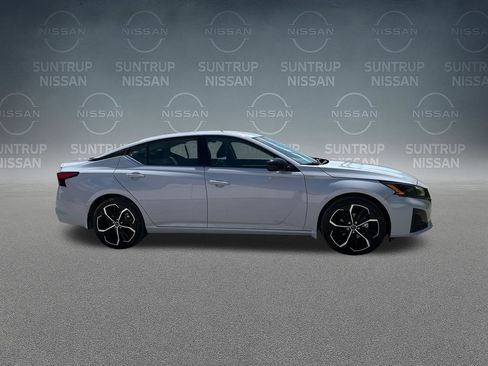 Used 2025 Nissan Altima 2.5 SR FWD image 38