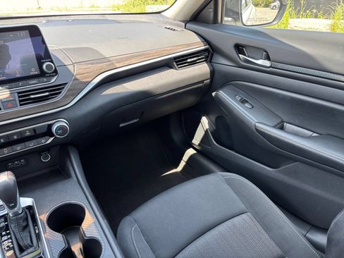 Used 2025 Nissan Altima 2.5 SV FWD image 35