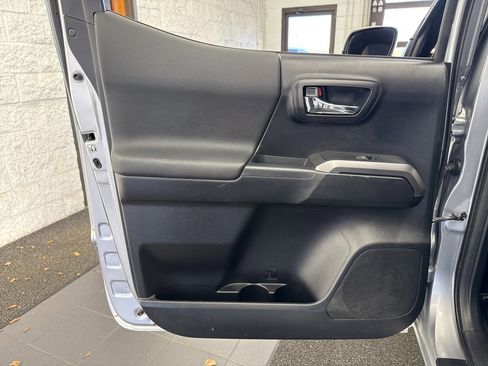 Used 2018 Toyota Tacoma TRD Off-Road image 42