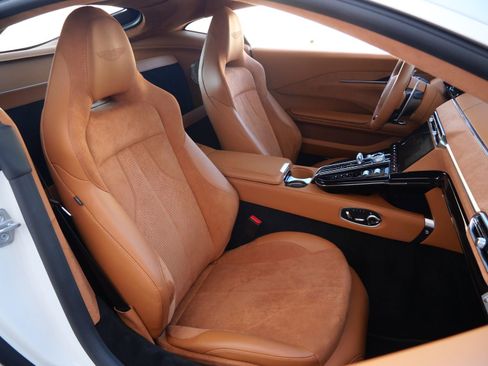 Used 2025 Aston Martin V8 Vantage Coupe RWD image 12