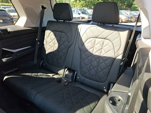 Used 2024 BMW X7 xDrive40i w/ Premium Package AWD/4WD image 9