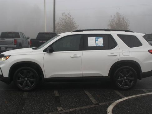 Used 2025 Honda Pilot Sport image 4