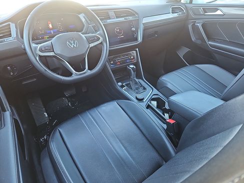 Certified 2022 Volkswagen Tiguan SE w/ Panoramic Sunroof Package image 4