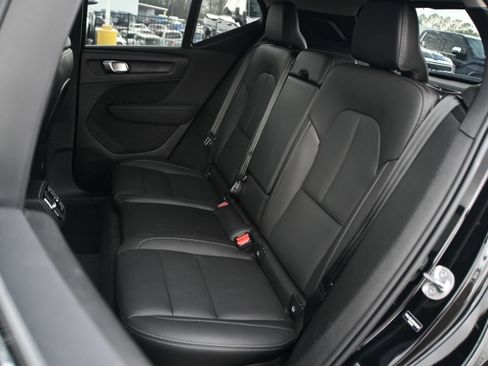 Used 2025 Volvo XC40 B5 Core image 11