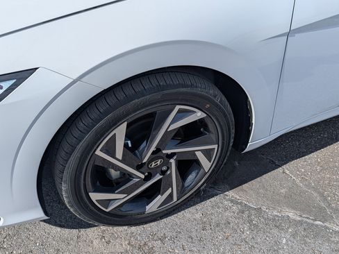 Certified 2025 Hyundai Elantra SEL image 9