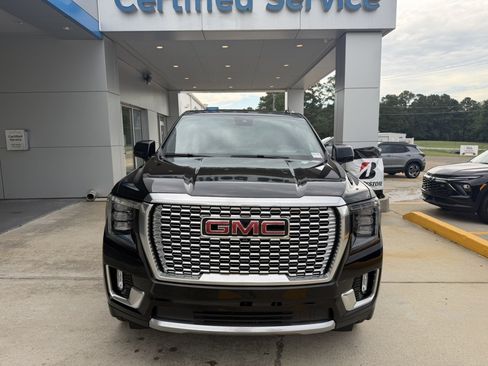 Used 2024 GMC Yukon Denali w/ Advanced Technology Package AWD/4WD image 2