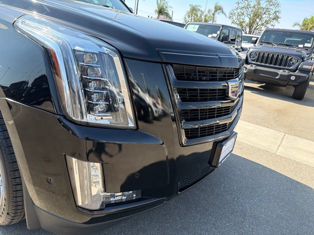 Used 2020 Cadillac Escalade ESV Premium Luxury w/ Escalade Sport Edition AWD/4WD image 11