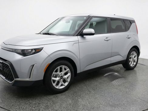 Used 2025 Kia Soul LX w/ LX Technology Package FWD image 3