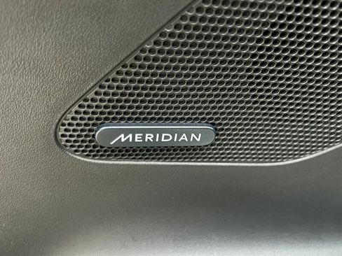 Used 2019 Jaguar F-PACE image 28