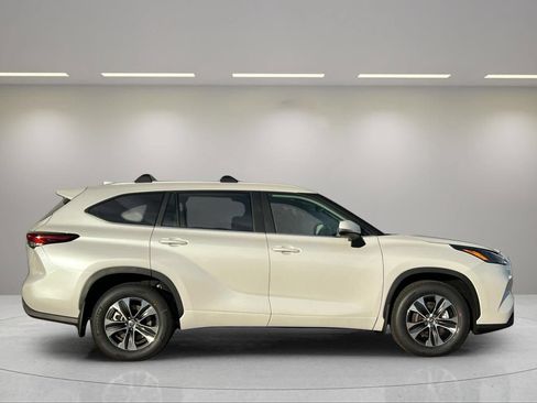 New 2026 Toyota Highlander XLE AWD/4WD image 2