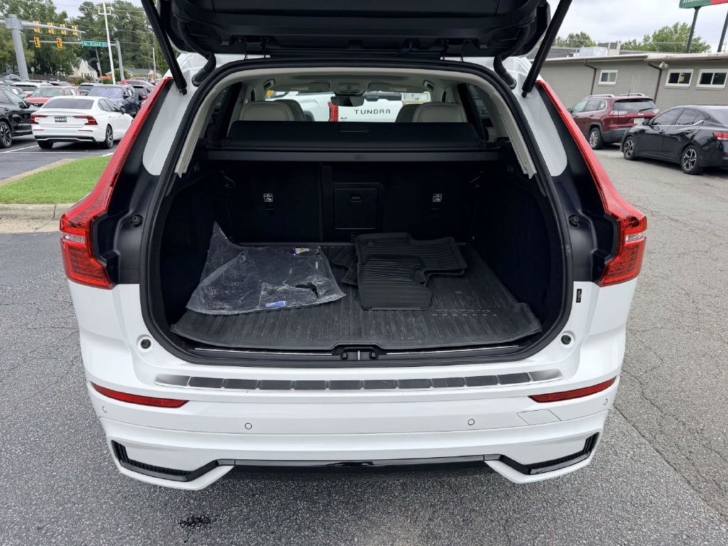 Used 2024 Volvo XC60 B5 Plus w/ Protection Package Premier AWD/4WD image 16