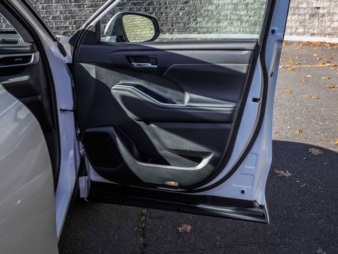 Used 2022 Toyota Highlander XLE image 14