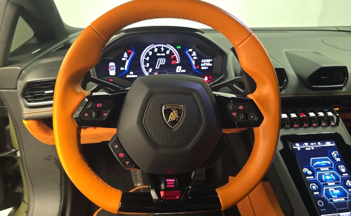 Used 2022 Lamborghini Huracan EVO RWD image 3