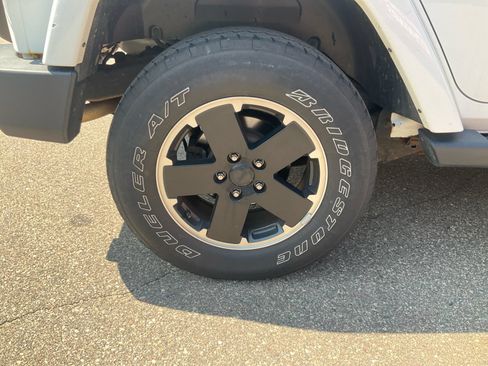 Used 2012 Jeep Wrangler Unlimited Sahara AWD/4WD image 19