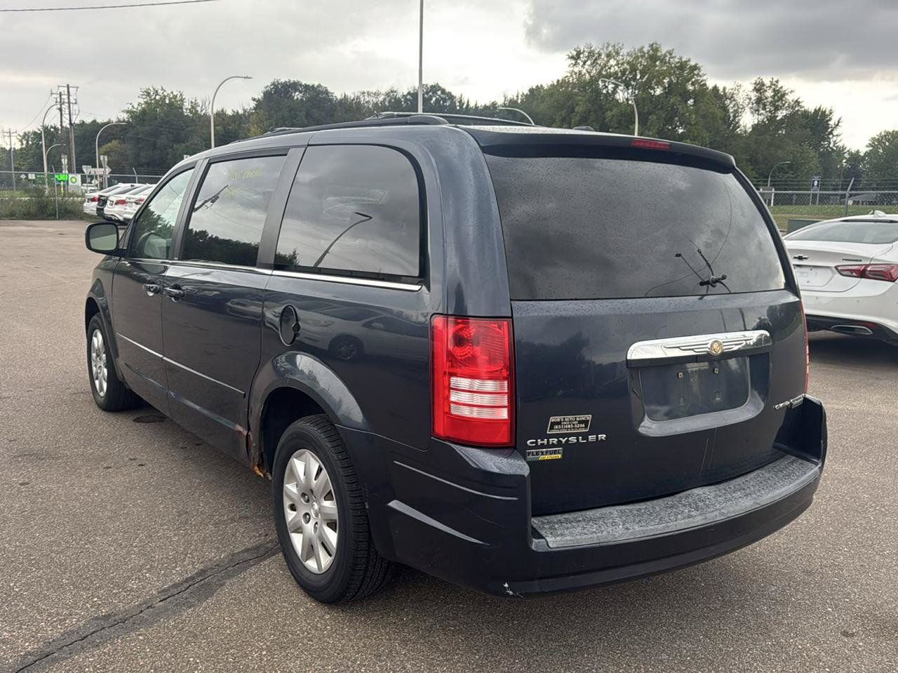 Used 2009 Chrysler Town & Country LX FWD image 7