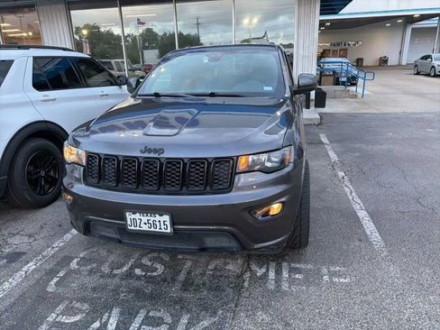 Used 2017 Jeep Grand Cherokee Altitude RWD image 3