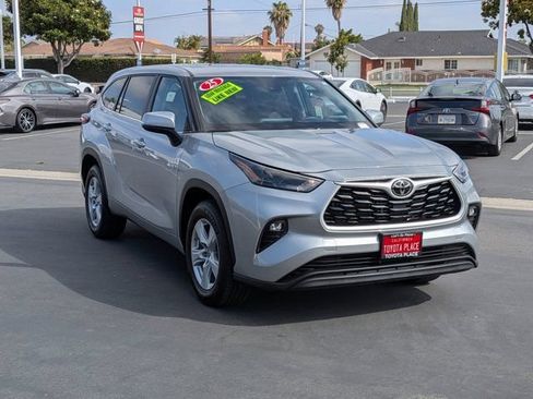 Used 2025 Toyota Highlander LE FWD image 3