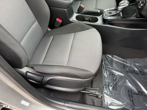 Used 2025 Kia Soul LX w/ LX Technology Package FWD image 31
