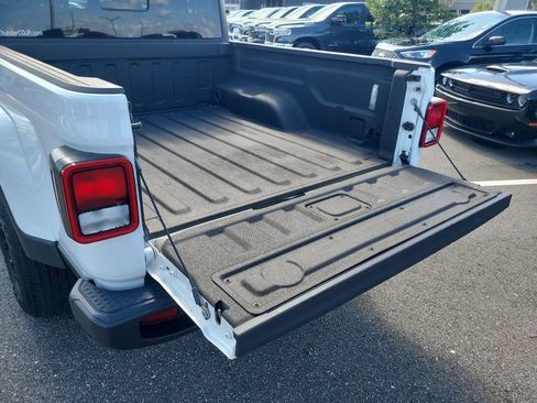 Certified 2022 Jeep Gladiator Sport AWD/4WD image 8
