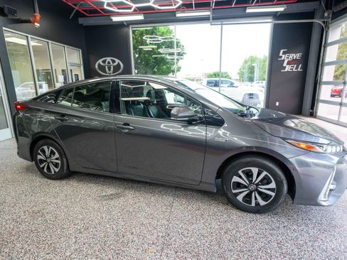 Used 2018 Toyota Prius Prime Advanced FWD image 5