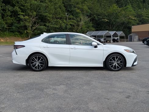 Used 2022 Toyota Camry SE FWD image 11