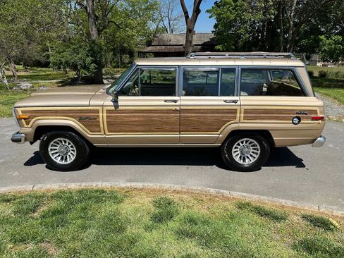 Used 1989 Jeep Grand Wagoneer image 10