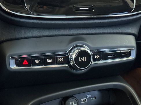 Certified 2025 Volvo XC40 B5 Core image 24