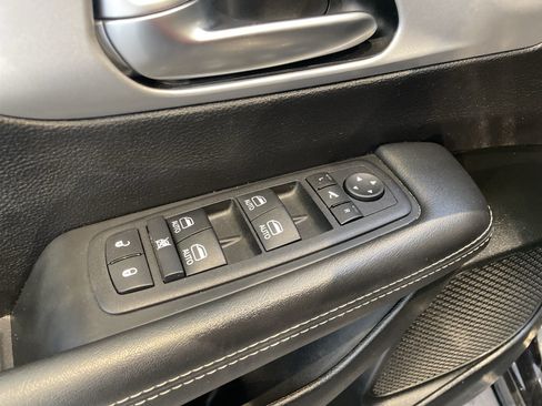 Used 2025 Chrysler Pacifica Limited FWD image 16