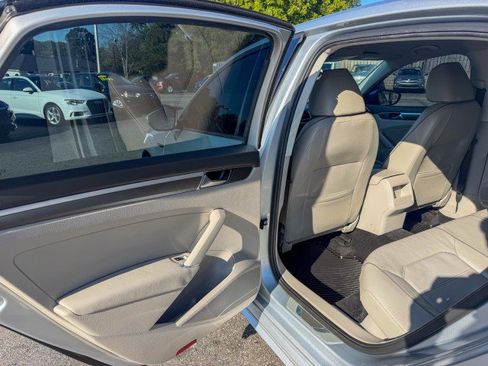 Used 2018 Volkswagen Passat 2.0T R-Line w/ R-Line Lighting Package FWD image 15