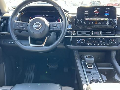 Used 2024 Nissan Pathfinder Platinum image 24