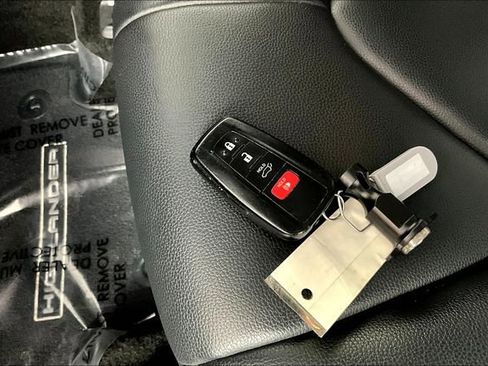 Used 2022 Toyota Highlander XLE image 10