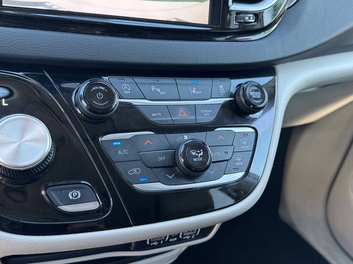 Used 2023 Chrysler Pacifica Touring-L FWD image 31