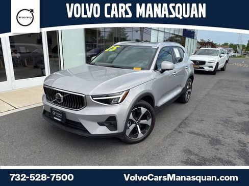 Certified 2025 Volvo XC40 B5 Plus AWD/4WD image 1