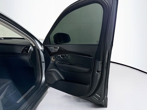 Used 2016 Volvo XC90 T6 Momentum w/ Momentum Plus Package image 35