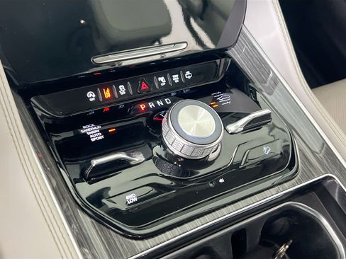 Used 2022 Jeep Wagoneer Series III w/ Flexible Seating Group image 17