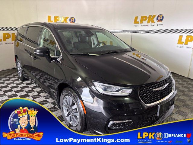 Used 2024 Chrysler Pacifica Limited FWD image 1