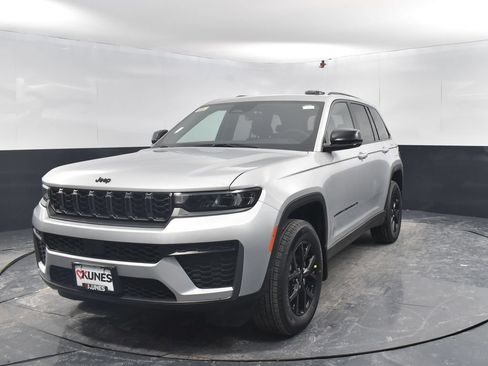 New 2026 Jeep Grand Cherokee Altitude AWD/4WD image 3