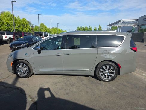 Used 2023 Chrysler Pacifica Pinnacle FWD image 2